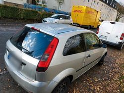 Grau Gebraucht 2004 Ford Fiesta Kleinwagen | 700 € (Fairer Preis)