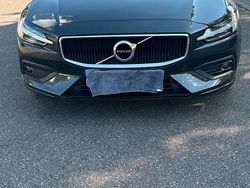 Grau Gebraucht 2020 Volvo V60 Momentum Kombi | 18.800 € (Guter Preis)