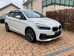 Weiß Gebraucht 2021 BMW 218 Active Tourer Sport Line Van / Kleinbus | 15.950 €