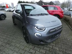 Grau Gebraucht 2022 Fiat 500e La Prima SUV | 19.950 € (Fairer Preis)