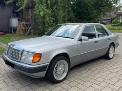 Grau Gebraucht 1993 Mercedes E200 Limousine | 10.999 €