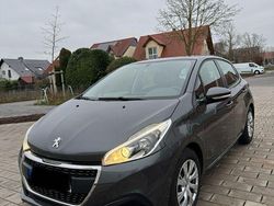 Grau Gebraucht 2015 Peugeot 208 Active Kleinwagen | 5.000 € (Fairer Preis)