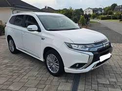 Weiß Gebraucht 2020 Mitsubishi Outlander P-HEV Basis SUV | 18.950 € (Fairer Preis)