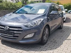 Grau Gebraucht 2016 Hyundai i30 Passion Kombi | 11.950 € (Fairer Preis)