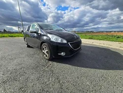Lackierung schwarz perla Gebraucht 2015 Peugeot 208 Style Kleinwagen | 7.200 € (Etwas zu teuer)
