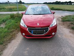 Rot Gebraucht 2013 Peugeot 208 Kleinwagen | 4.000 €