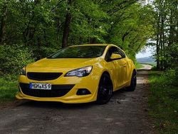 Gelb Gebraucht 2011 Opel Astra GTC Edition Limousine | 5.900 € (Teuer)