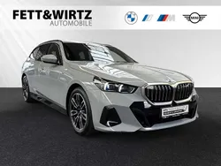 Brooklyn grau metallic Gebraucht 2024 BMW 520 M Sport Kombi | 54.449 € (Superpreis)