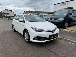 Weiß Gebraucht 2015 Toyota Auris Touring Sports Kombi | 12.900 € (Fairer Preis)