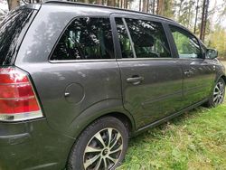 Grau Gebraucht 2010 Opel Zafira Van / Kleinbus | 1.650 € (Fairer Preis)