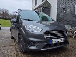 Grau Gebraucht 2018 Ford Tourneo Courier Titanium Van / Kleinbus | 10.500 € (Guter Preis)