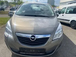 Grau Gebraucht 2010 Opel Meriva Design Edition Van / Kleinbus | 2.990 € (Fairer Preis)