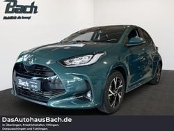 Grün Neu 2025 Toyota Yaris Hybrid Comfort Limousine | 28.350 € (Etwas zu teuer)