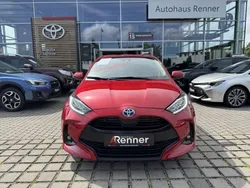 Karminarot metallic Gebraucht 2023 Toyota Yaris Hybrid Basis Limousine | 21.890 € (Fairer Preis)