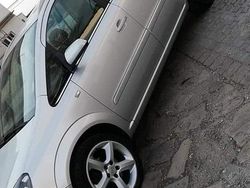 Grau Gebraucht 2006 Opel Zafira Van / Kleinbus | 2.500 € (Guter Preis)