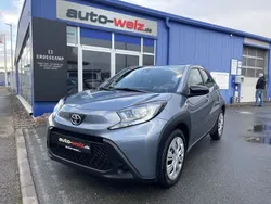 Celestite grey metallic (metallic) Gebraucht 2024 Toyota Aygo X-play Kleinwagen | 16.590 € (Fairer Preis)