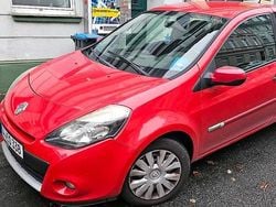 Rot Gebraucht 2009 Renault Clio II Kleinwagen | 1.450 €