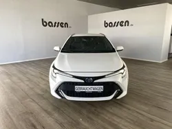 Schneeweiß Gebraucht 2022 Toyota Corolla Team Kombi | 23.790 € (Fairer Preis)