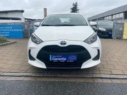 Weiß Gebraucht 2023 Toyota Yaris Hybrid Comfort Limousine | 19.999 € (Fairer Preis)