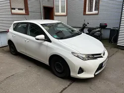 Weiß Gebraucht 2014 Toyota Auris Cool Limousine | 8.000 €