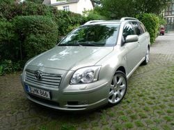 Grün metallic Gebraucht 2006 Toyota Avensis Executive Kombi | 9.600 €