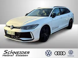 Pure white Gebraucht 2024 VW Passat R-line Kombi | 41.990 € (Teuer)
