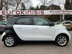 Weiss schwarz Gebraucht 2019 Smart ForFour Passion Limousine | 12.800 € (Fairer Preis)