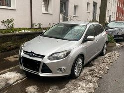 Grau Gebraucht 2011 Ford Focus Limousine | 4.950 € (Fairer Preis)