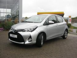 Silber Gebraucht 2015 Toyota Yaris Hybrid Comfort Limousine | 10.990 € (Fairer Preis)