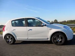 Weiß Gebraucht 2009 Dacia Sandero Lauréate Kleinwagen | 8.500 €