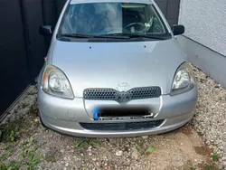 Silber Gebraucht 2001 Toyota Yaris Kleinwagen | 500 € (Guter Preis)