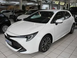 Schneeweiß Gebraucht 2021 Toyota Corolla Team Limousine | 20.890 € (Fairer Preis)