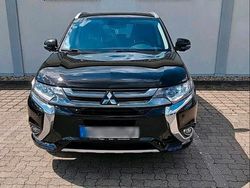 Schwarz Gebraucht 2017 Mitsubishi Outlander P-HEV SUV | 20.900 € (Teuer)