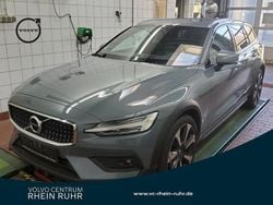 Grau thunder grey / metallic Gebraucht 2022 Volvo V60 CC Pro Kombi | 31.750 € (Guter Preis)
