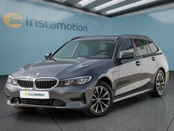 Grau Gebraucht 2021 BMW 320e Kombi | 25.499 € (Fairer Preis)