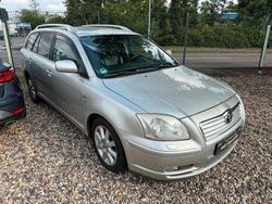 Grau Gebraucht 2004 Toyota Avensis Executive Kombi | 1.600 € (Teuer)