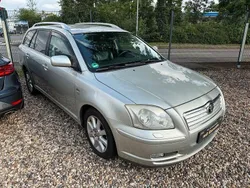 Grau Gebraucht 2004 Toyota Avensis Executive Kombi | 1.850 €