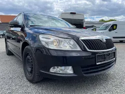Schwarzmagic perleffekt Gebraucht 2010 Skoda Octavia Ambiente Kombi | 2.700 €