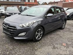 Grau Gebraucht 2016 Hyundai i30 Trend Kombi | 3.900 € (Superpreis)
