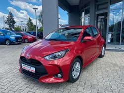 Rot Gebraucht 2024 Toyota Yaris Hybrid Comfort Limousine | 21.480 € (Fairer Preis)