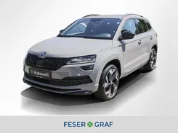 Stahlgrau Gebraucht 2021 Skoda Karoq SportLine SUV | 22.880 €