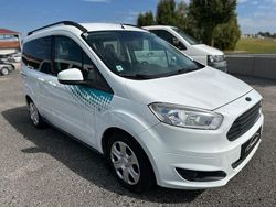 Weiß Gebraucht 2016 Ford Tourneo Courier Trend Van / Kleinbus | 7.990 € (Guter Preis)