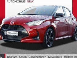 Rot Neu 2025 Toyota Yaris Hybrid Plus Limousine | 30.489 € (Fairer Preis)