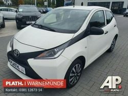 Grau / weiß Gebraucht 2015 Toyota Aygo Kleinwagen | 7.290 € (Etwas zu teuer)