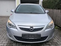 Silber Gebraucht 2011 Opel Astra Limousine | 2.600 € (Guter Preis)