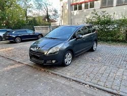 Grün Gebraucht 2010 Peugeot 5008 Family Van / Kleinbus | 6.500 € (Teuer)