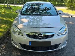 Beige Gebraucht 2010 Opel Astra Kleinwagen | 3.200 € (Etwas zu teuer)