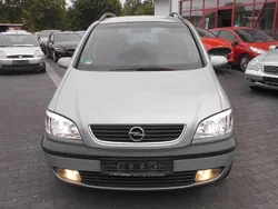 Silber Gebraucht 2001 Opel Zafira Elegance Van / Kleinbus | 3.999 €