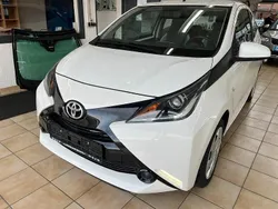 Weiß Gebraucht 2017 Toyota Aygo Kleinwagen | 6.200 € (Fairer Preis)