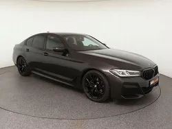 Grau Gebraucht 2023 BMW 520 M Sport Limousine | 39.880 € (Fairer Preis)